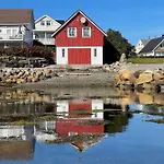 Waterfront Rorbu - By The Bud