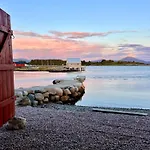 Waterfront Rorbu - By The * Bud