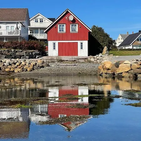 Waterfront Rorbu - By The Bud