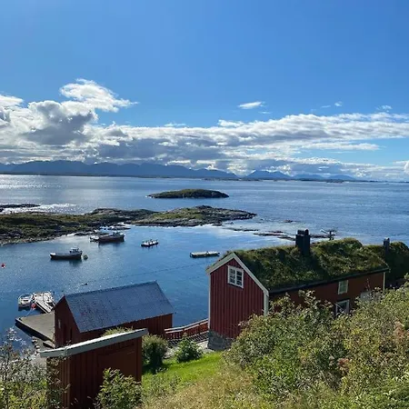 Waterfront Rorbu - By The Bud