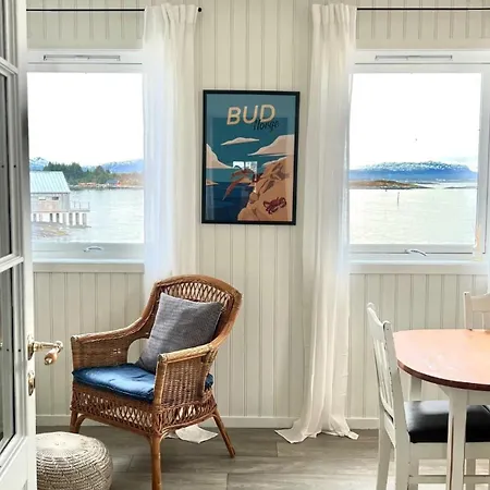Waterfront Rorbu - By The