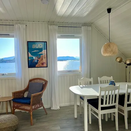 Waterfront Rorbu - By The Holiday home Bud