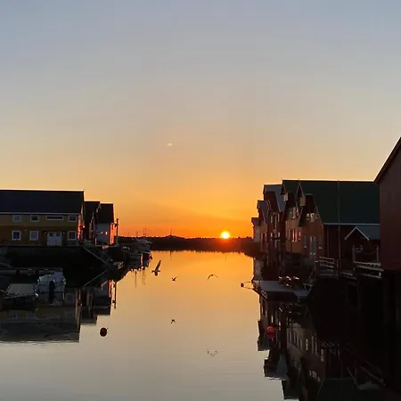 Waterfront Rorbu - By The Holiday home