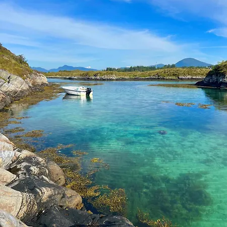 Waterfront Rorbu - By The Bud