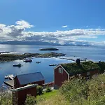 Waterfront Rorbu - By The Bud
